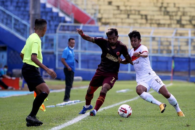 Laga Borneo FC vs PSM Makassar pada babak penyisihan grup Piala Menpora 2021 di Stadion Kanjuruhan, Kabupaten Malang, 31 Maret 2021.