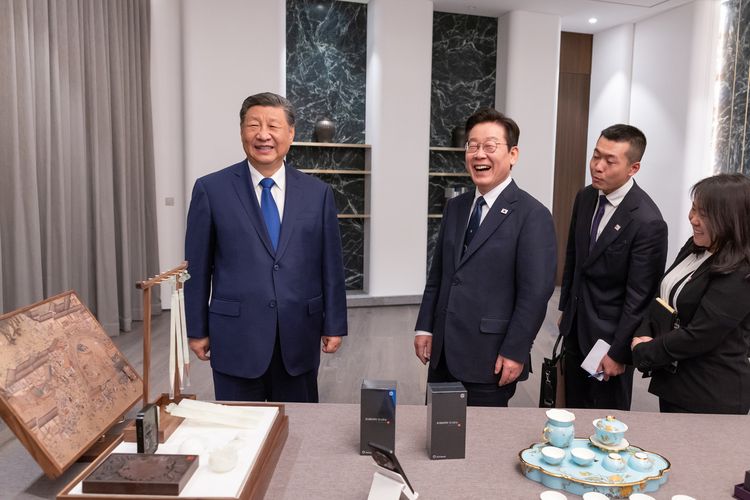 Presiden Lee Jae Myung (kanan) menerima satu set smartphone Xiaomi dan alat kaligrafi tradisional Tiongkok dari Presiden Tiongkok Xi Jinping (kiri) saat APEC di Korea Selatan November lalu.