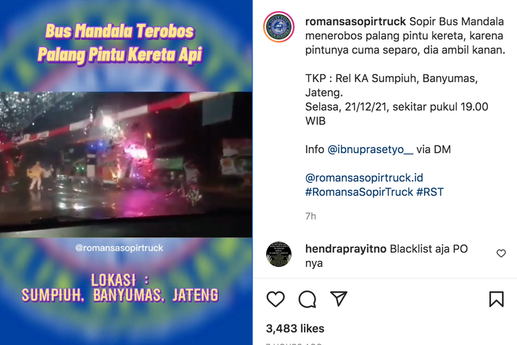 Bus nekat terobos palang perlintasan kereta api