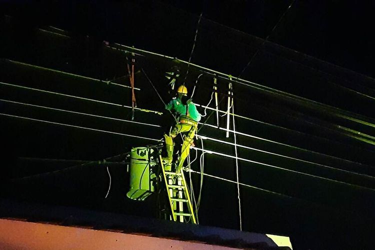 Seorang petugas sedang melakukan perbaikan listrik yang padam di Blora