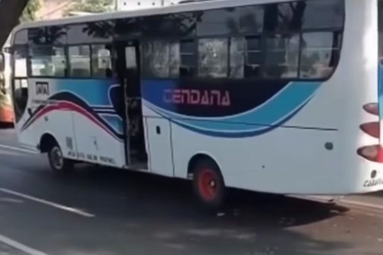 Bus PO Cendana yang menabrak karyawati SPBU di Bojonegoro hingga tewas di jalan raya Bojonegoro - Cepu