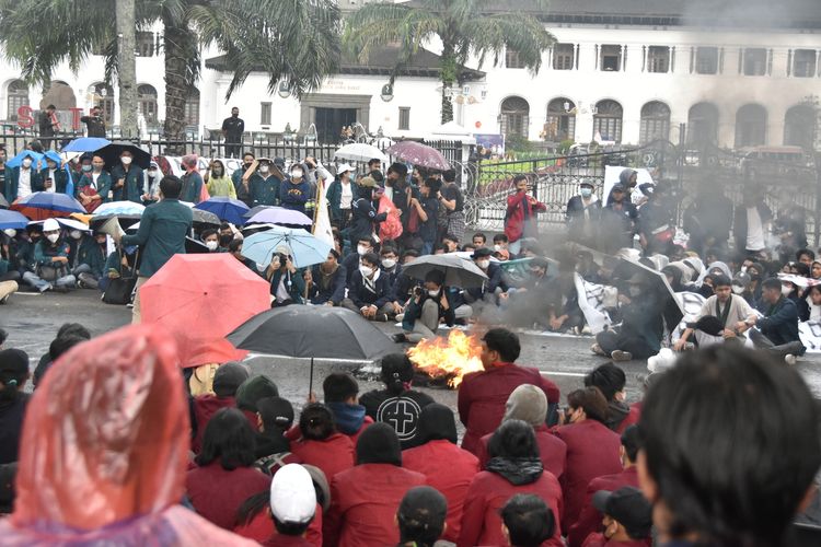 Mahasiswa di Bandung melakukan aksi unjuk rasa di depan Gedung Sate Bandung, Jalan Diponegoro, Kota Bandung, Jawa Barat, Senin (11/4/2022).