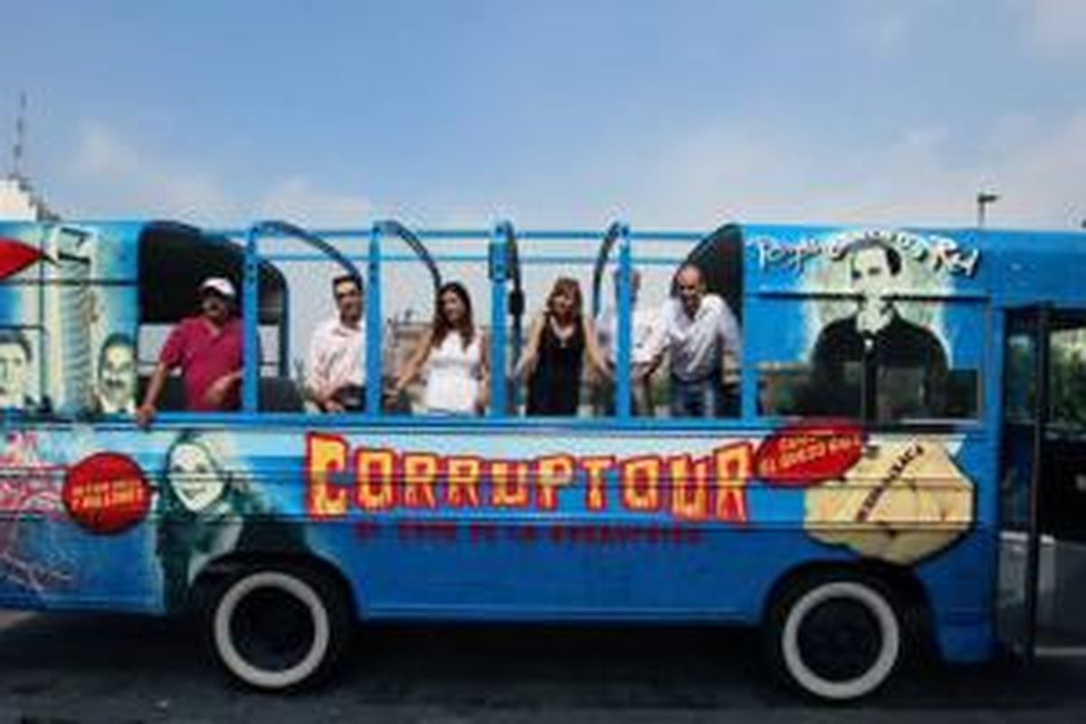 Bus Pariwisata bergambar koruptor di Meksiko.