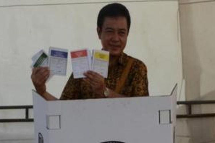 Bupati Karawang, H. Ade Swara, saat melakukan Pencoblosan pada Pemilu Legislatif 2014 di Desa Cilamaya, Kecamatan Cilamaya Wetan.