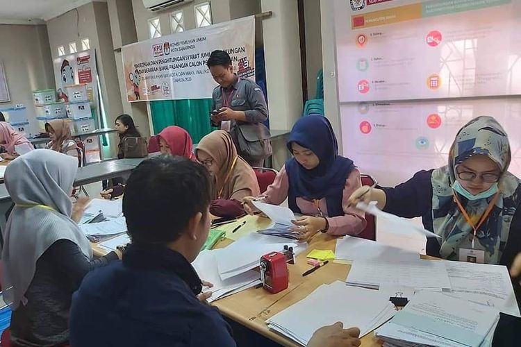 Petugas di KPU Samarinda sedang melakukan verifikasi berkas calon perorangan Pilkada 2020 di Kantor KPU Samarinda, Jalan Juanda, Samarinda, Kalimantan Timur, Jumat (21/2/2020).