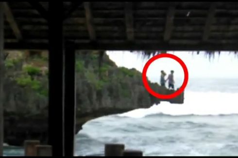 Viral, Video Wisatawan Lompat dari Tebing Saat Gelombang Tinggi
