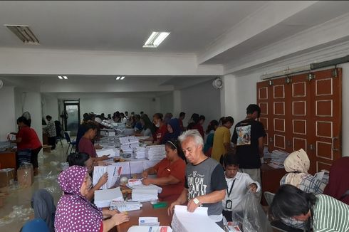 KPU Jakarta Utara Libatkan Masyarakat Sekitar untuk Pelipatan Surat Suara Pemilu 2024