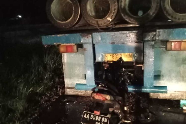 Truk tracktor head menarik trailer yang mengangkut pipa raksasa parkir di Kilometer 13 Jalan Wates -Purworejo Kalurahan Sindutan, Kapanewon Temon, Kabupaten Kulon Progo, Daerah Istimewa Yogyakarta. Pemotor menabrak trailer parkir itu tengah malam, Selasa (25/102022) sekitar pukul 23.30 WIB.