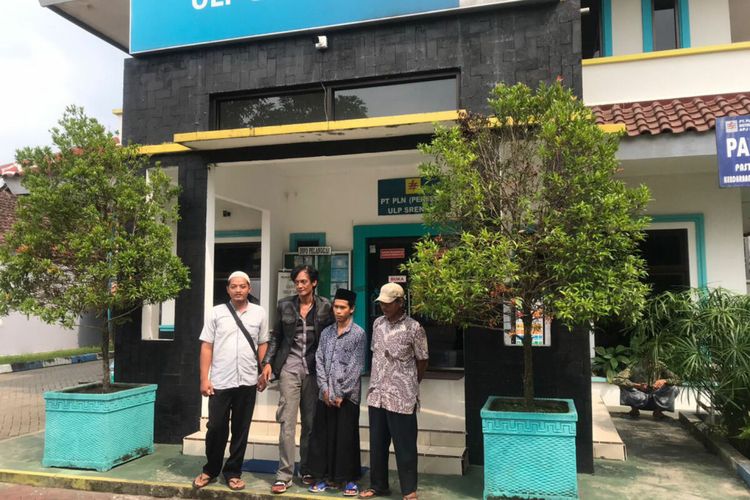 Sejumlah warga berpose di depan Kantor PLN ULP Srengat, Kecamatan Srengat, Kabupaten Blitar usai menyatakan keberatan pada sanksi denda yang mereka terima, Kamis (4/5/2023)