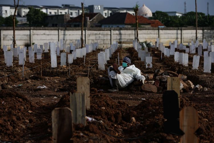 Suasana pemakaman jenazah Covid-19 di TPU Rorotan, Jakarta Utara, Kamis (24/6/2021). Dari tiga hektar lahan tempat pemakaman Covid-19, sudah terisi hingga 900 petak. Hingga siang petugas TPU Rorotan memakamkan tak kurang dari 50 jenazah Covid-19.