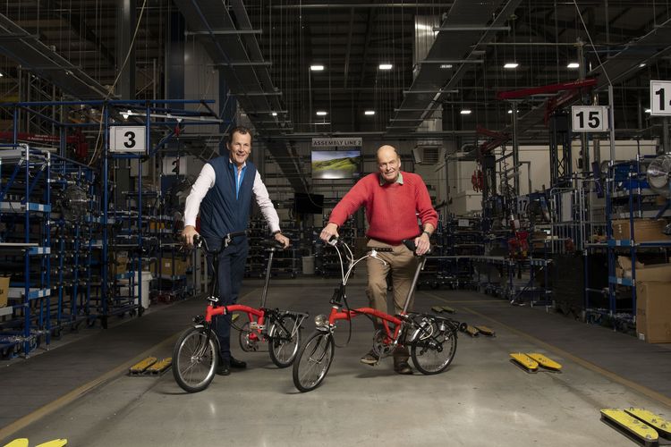 Pendiri dan penemu Brompton, Andrew Ritchie (kanan), bersama CEO Brompton saat ini, Will Butler-Adams (kiri).. 