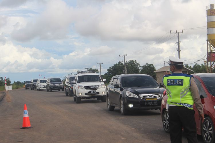 Kendaraan para pemudk yang keluar dari pintu tol fungsional di kawasan Jakabaring mulai terlihat padat, Sabtu (1/6/2019). Puncak arus mudik pun, diprediksi akan berlangsung pada Sabtu malam.