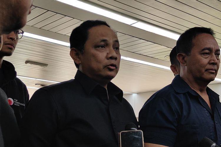 Wakil Ketua Tim Pemenangan Nasional (TPN) Ganjar Pranowo-Mahfud MD, Komjen Pol (Purn) Gatot Eddy Pramono (kiri) dalam konferensi pers di Bandara Internasional Soekarno Hatta, Tangerang, Banten, Rabu (29/11/2023).
