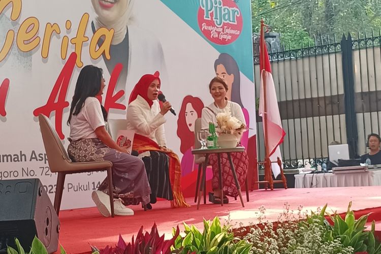 Istri bakal capres dari PDI-P Ganjar Pranowo, Siti Atiqoh saat berbicara di acara Cerita Ibu Atiqoh yang digelar relawan Perempuan Indonesia Pilih Ganjar (Pijar)  di Rumah Aspirasi relawan Ganjar, Jakarta Pusat, Sabtu (17/6/2023).