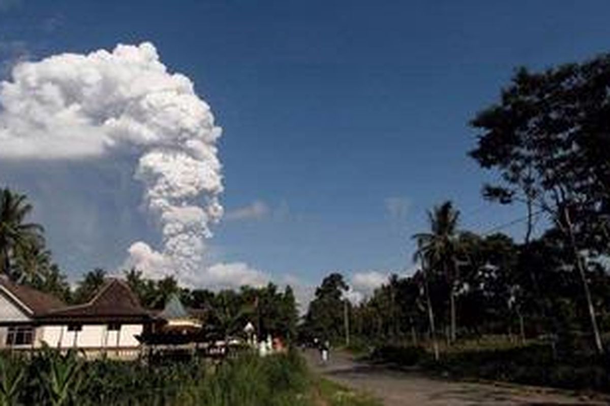 Gunung Merapi mengeluarkan awan panas atau wedhus gembel yang membubung tinggi hingga terlihat di Boyolali, Jawa Tengah, Kamis (4/11/2010). Pusat Vulkanologi dan Mitigasi Bencana Geologi Badan Geologi Kementerian Energi dan Sumber Daya Mineral meningkatkan perluasan radius bahaya dari yang semula 10 kilometer menjadi 15 kilometer dari puncak Gunung Merapi seiring meningkatnya aktivitas gunung tersebut. 