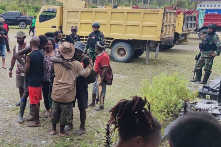 Pengungsi dari Distrik Paro setelah tiba di Kenyam, Nduga, Papua Pegunungan, Senin (31/2/2023). Mereka mengungsi untuk mengamankan diri dari gangguan KKB.