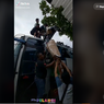 Momen Unik Cara Mengangkut Motor di Atap Bus, Butuh 8 Orang