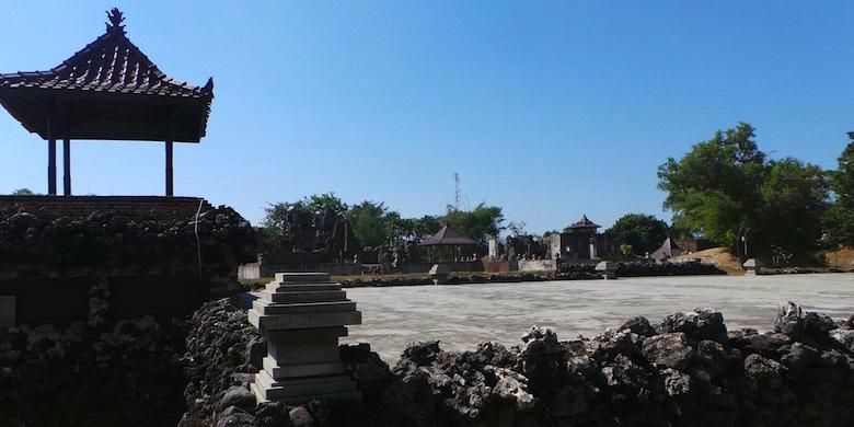 Sebuah panggung yang dapat ditemui saat mulai memasuki pintu gerbang Taman Sari Gua Sunyaragi, Cirebon, Jawa Barat.