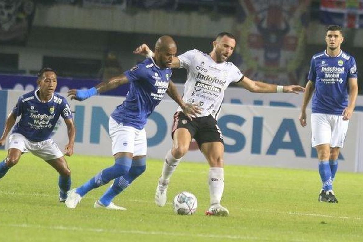 David Da Silva (tengah-kiri) berduel dengan Ilija Spasojevic (tengah-kanan) pada pertandingan pembuka Grup C Piala Presiden 2020 yang mempertemukan Persib Bandung vs Bali United di Stadion Gelora Bandung Lautan Api (GBLA), Minggu (12/6/202) malam WIB. Hasil Persib vs Bali United imbang 1-1.