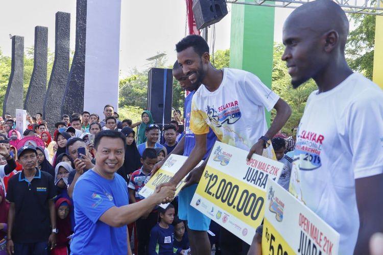 Bupati Kepulauan Selayar Muh. Basli Ali memberikan hadiah dalam gelaran Selayar International Half Marathon (SIHM) 2019 di Kabupaten Kepulauan Selayar, Minggu (24/11/2019).