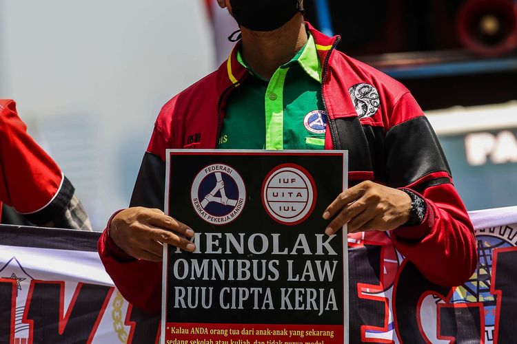 Massa dari Konfederasi Serikat Buruh Seluruh Indonesia (KSBSI) menggelar aksi unjuk rasa menolak pengesahan omnibus law Undang-Undang Cipta Kerja di jalan Medan Merdeka Barat tepatnya depan Gedung Sapta Pesona mengarah ke Istana Negara, Jakarta Pusat, Senin (12/10/2020). Mereka menuntut pengesahan UU Cipta Kerja itu yang tidak mengakomodir usulan dari mitra perusahaan, Undang-undang Cipta Kerja klaster Ketenagakerjaan sangat mendegradasi hak-hak dasar buruh serta mendesak soal kontrak kerja tanpa batas, outsourcing diperluas tanpa batas jenis usaha, upah dan pengupahan diturunkan dan besaran pesangon diturunkan.
