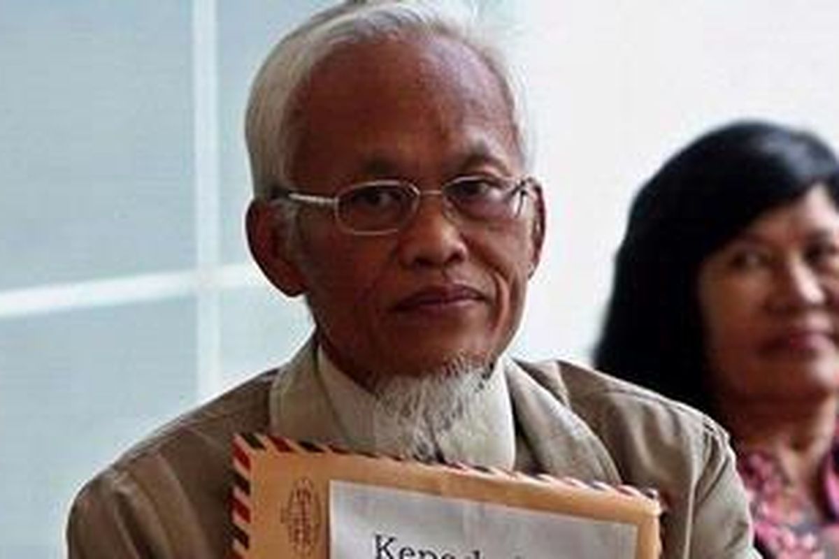 Anggota DPR 2004-2009 dari Fraksi Partai Keadilan Sejahtera (PKS), Yusuf Supendi (kiri) saat mendatangi gedung Komisi Pembarantasan Korupsi di Jakarta Selatan, Senin (21/3/2011). 