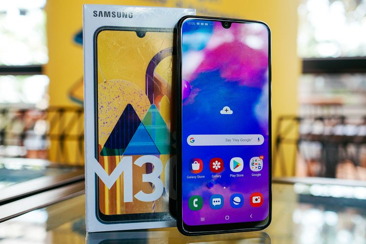 Samsung Galaxy M30s dan kotak kemasannya.