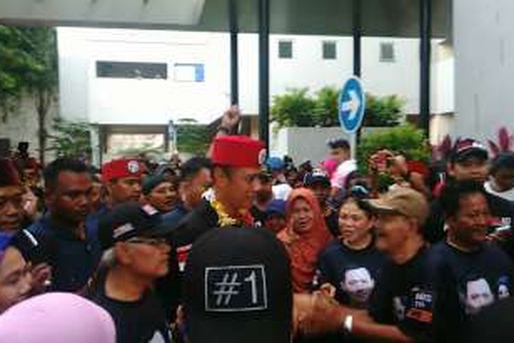 Calon gubernur DKI Agus Harimurti Yudhoyono berkampanye di Rusun Jatinegara Barat, Jatinegara, Jakarta Timur, Minggu (8/1/2017).