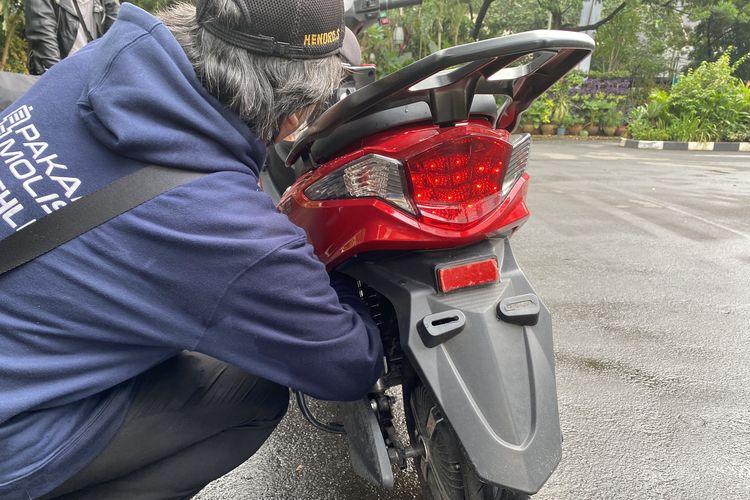 Peragaan aksi pencurian baterai motor listrik, bagian jok dibuka dari bawah