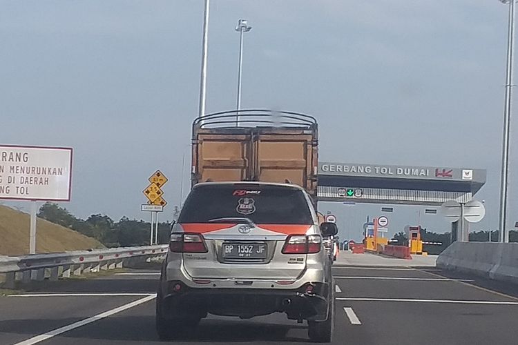 Sejumlah kendaraan mengantre melewati gerbang Tol Pekanbaru-Dumai, Senin (28/9/2020).