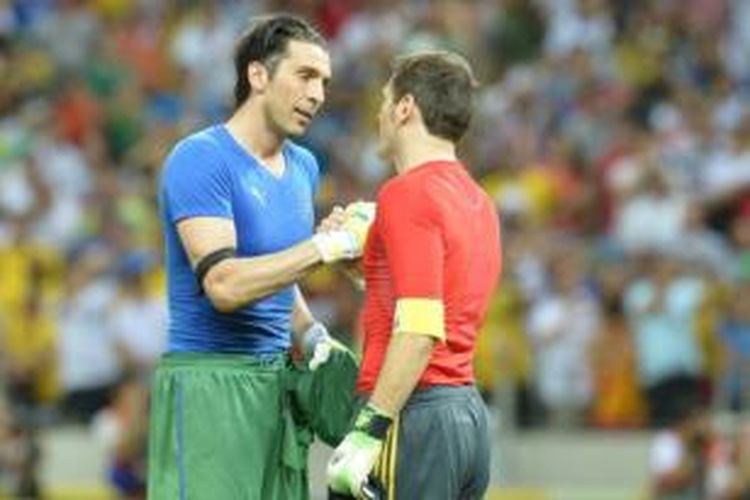 Gianluigi Buffon (kiri) dan Iker Casillas (kanan) bersalaman usai laga antara Italia melawan Spanyol pada ajang Piala Konfederasi 2013 di Fortaleza, 27 Juni 2013.