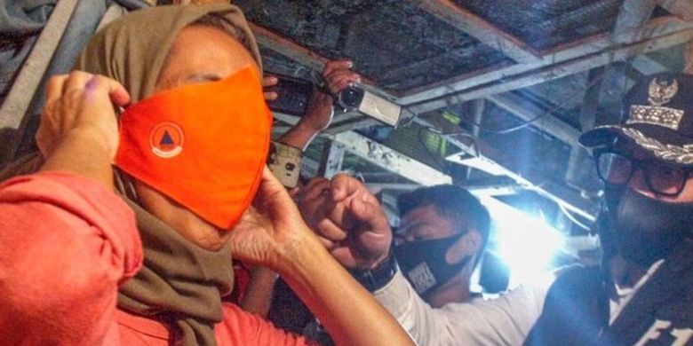 Wali Kota Bogor Bima Arya (tengah) menegur pedagang untuk menggunakan masker dalam razia gabungan bersama TNI, Polri dan Satpol PP di Pasar CIawi, Kabupaten Bogor, Jawa Barat, Kamis (10/9/2020).