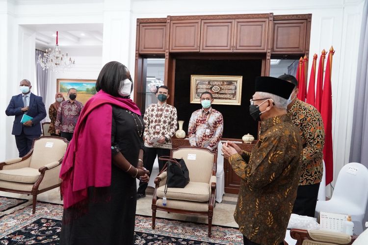 Wakil Presiden Ma'ruf Amin menerima kunjungan kehormatan Menteri Luar Negeri Kenya Raychelle Omamo di Kediaman Resmi Wakil Presiden, Jakarta, Kamis (17/3/2022).