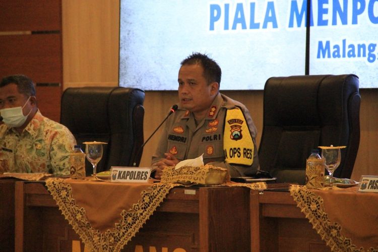 Kapolres Malang, AKBP Hendri Umar dalam rapat koordinasi kesiapan pengamanan Piala Menpora di Gedung Sanika Satyawada Polres Malang, Kamis (18/3/2021).