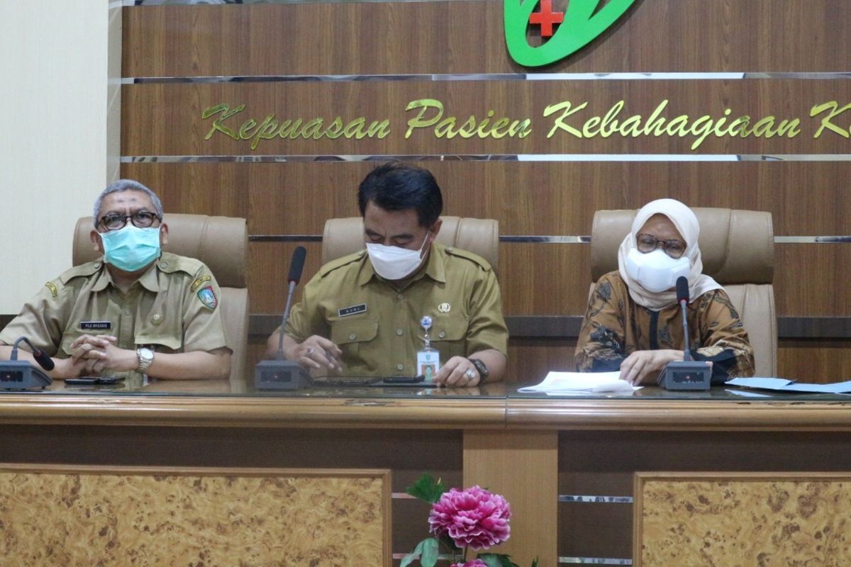 Konferensi pers digelar Komda KIPI dan Dinas Kesehatan Kabupaten Jombang, Jawa Timur, terkait kasus kematian 2 anak SD usai menjalani vaksinasi. Acara tersebut digelar di RSUD Jombang, Senin (3/1/2022).