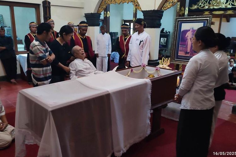 sejumlah warga Adat Sunda Wiwitan bertakziah ke Gedung Paseban Tri Panca Tunggal menemui jenazah Pangeran Djatikusumah, Jumat (16/5/2025) petang.