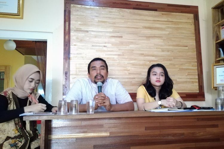 Peneliti Pusat Studi Konsitusi (Pusako) Universitas Andalas Charles Simabura (kemeja putih) dan Peneliti Kode Inisiatif Violla Reininda (paling kanan) dalam diskusi di Kode Inisiatif, Jakarta, Rabu (2/10/2019).