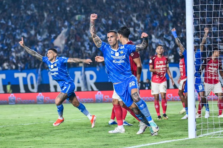 Pemain Persib selebrasi usai Ciro Alves mencetak gol dalam pertandingan leg kedua semifinal Championship Series Liga 1 2023-2024 antara Persib Bandung vs Bali United, Sabtu (18/5/2024) di Stadion Si Jalak Harupat, Soreang, Kabupaten Bandung. 