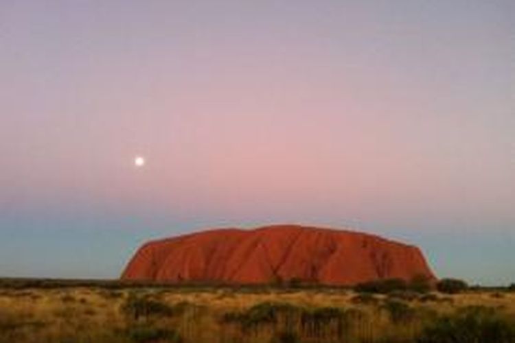 Uluru, formasi batu pasir besar di bagian selatan dari Kawasan Teritori Utara di Australia tengah. Uluru ditetapkan sebagai kawasan warisan dunia UNESCO.  