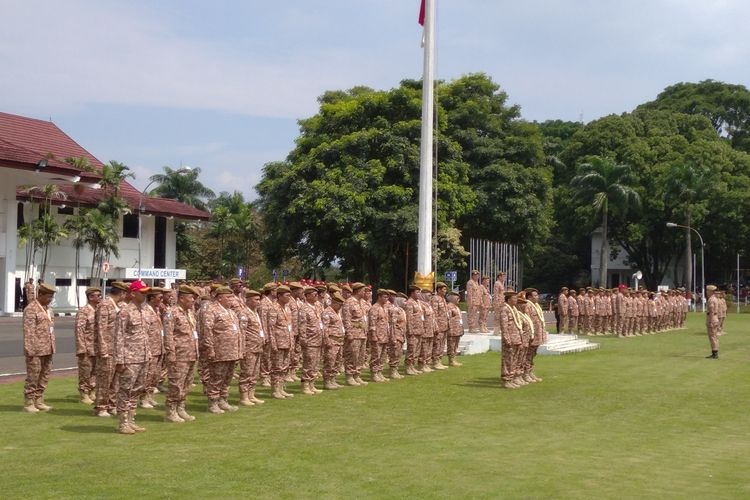 Kepala daerah peserta retret mengikuti apel upacara pembukaan di lapangan Parade IPDN Kampus Jatinangor, Kabupaten Sumedang, Jawa Barat, Minggu (22/6/2025).