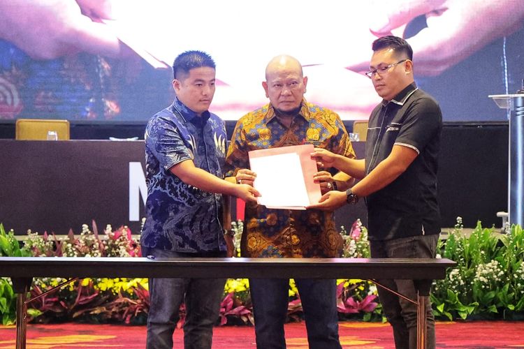 Calon Ketua Umum PSSI, La Nyalla Mattalitti, menandatangani pakta integritas dalam acara Asprov PSSI Strategic Role, La Nyalla Vision di Hotel Sultan, Jakarta, Selasa (7/2/2023) malam WIB. 