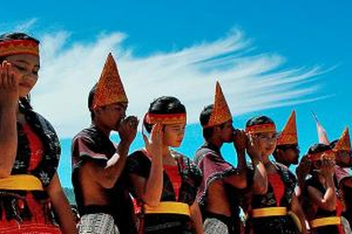 Pelajar SMA menarikan tortor atau manortor dalam ajang Festival Tumba dan Tortor di Desa Huta Nagodang, Kecamatan Muara, Kabupaten Tapanuli Utara, Sumatera Utara, yang berada tepat di tepian Danau Toba, beberapa waktu lalu. Lomba tortor bagi pelajar SMA dan tumba atau menari sambil menyanyikan lagu Batak bagi pelajar digelar sebagai promosi kekayaan budaya adat Batak. 