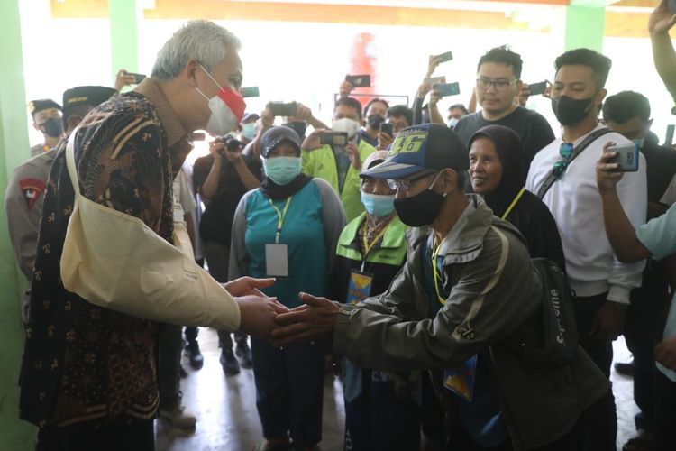 Gubernur Jawa Tengah Ganjar Pranowo saat bertemu warga Wadas, Rabu (9/2/2022)