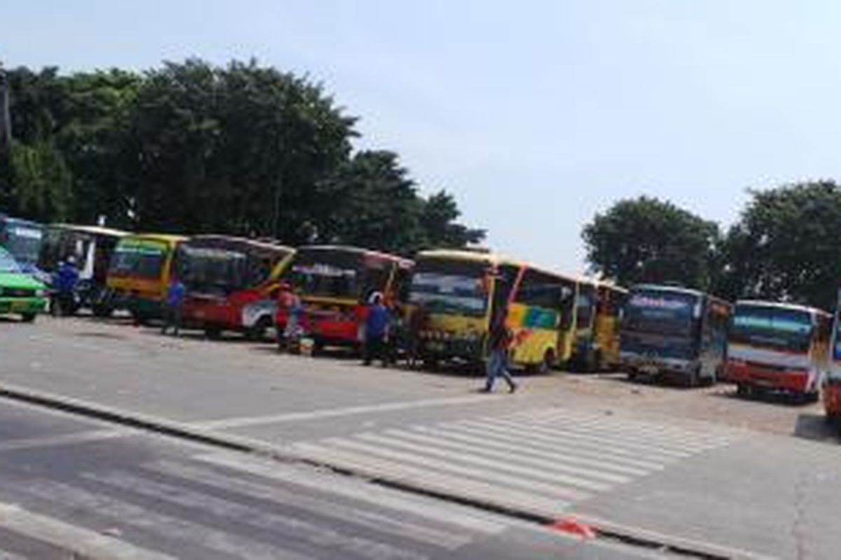 Suasana arus balik Terminal Kalideres, Jakarta Barat, Minggu (11/8/2013).