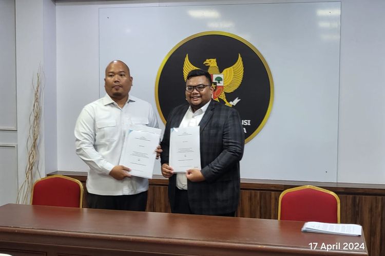 Perwakilan IALA, Bhirawa Jayasidayatra (kanan) saat menyerahkan amicus curiae terkait sengketa Pilpres 2024 di Gedung Mahkamah Konstitusi, Rabu (17/4/2024).