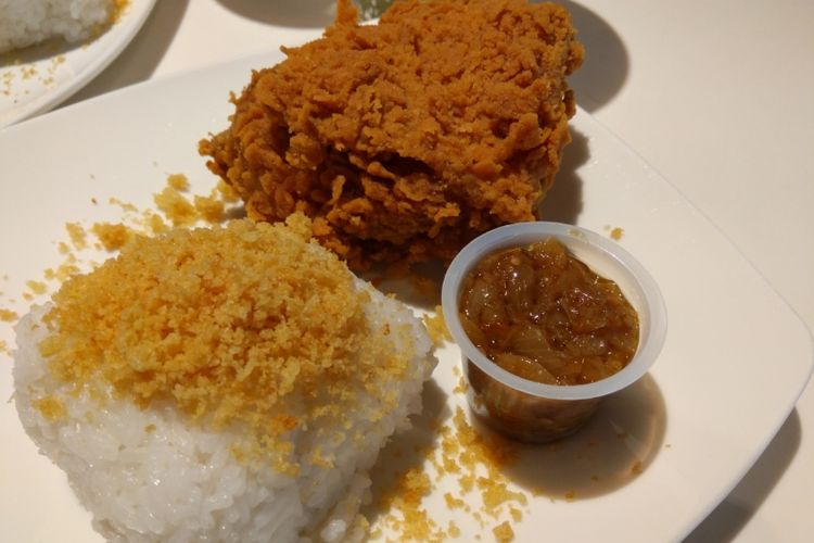 Ayam kremes sambal matah yang dijual di McDonalds.