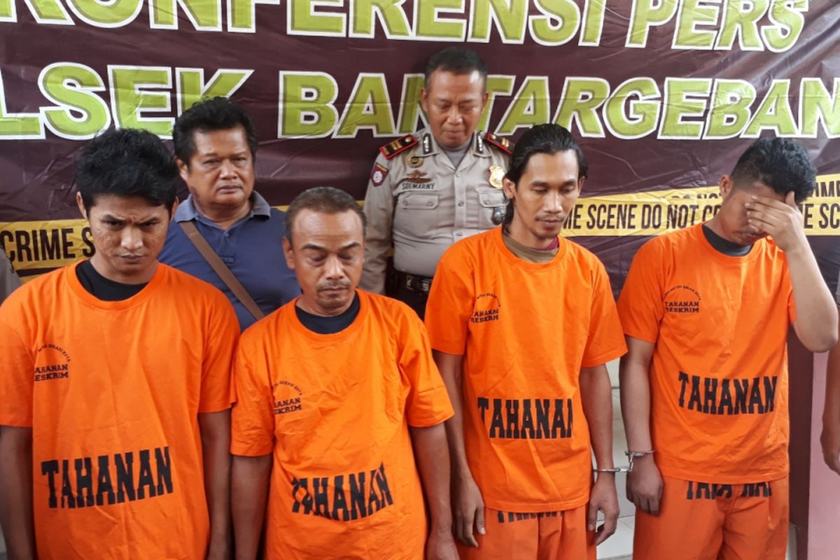 Empat pelaku pungutan liat (pungli) terhadap sopir truk di jalan Cipendawa, Kecamatan Bantar  Gebang ditangkap Satuan Polsek Bantar Gebang, Senin (24/9/2018).