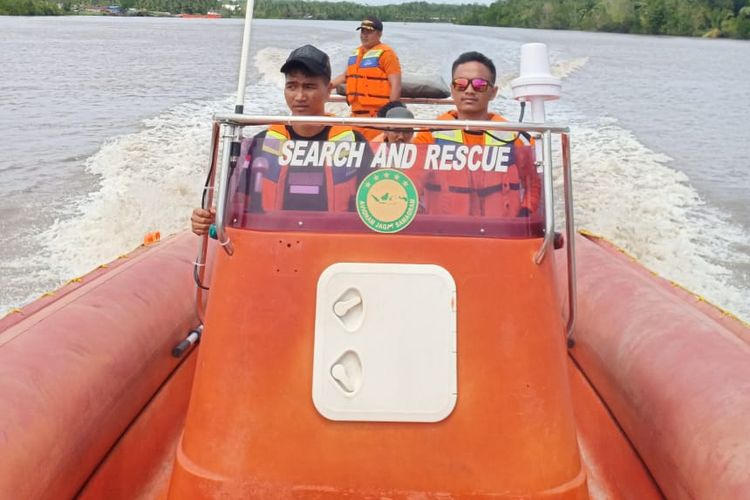 Tim SAR dari Kantor SAR Timika diterjunkan untuk mencari longboat yang hilang kontak saat dari Timika tujuan Asmat, Senin (31/12/2018)