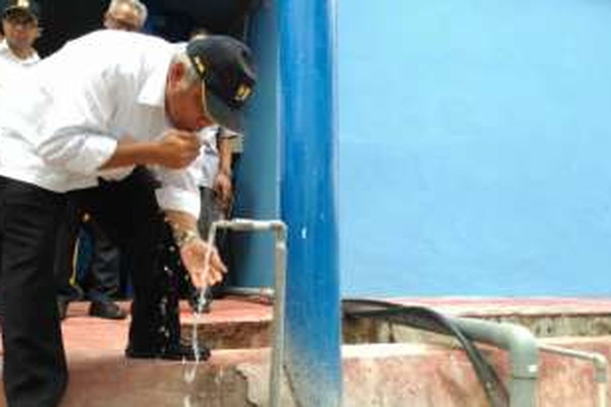 Menteri PUPR Basuki Hadimuljono saat mencicipi air hasil IPA Parit Mayor di Pontianak, Selasa (20/12/2016).