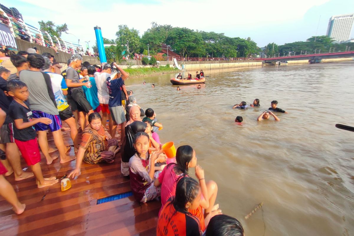 Menjelang memasuki Ramadhan 1444 hijriah, ratusan warga Kelurahan Babakan, Kota Tangerang melaksanakan tradisi keramas bersama pada Selasa (21/3/2023). Selain bermakna mensucikan diri, keramas bersama juga dimaknai sebagai rasa kegembiraan menyambut bulan penuh berkah bagi umat muslim tersebut.